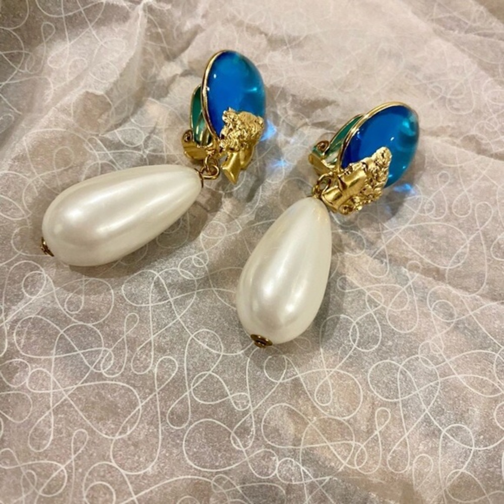 Gripoix Paris- back to Rome Clip Drop Cameo Earrings with Pearl